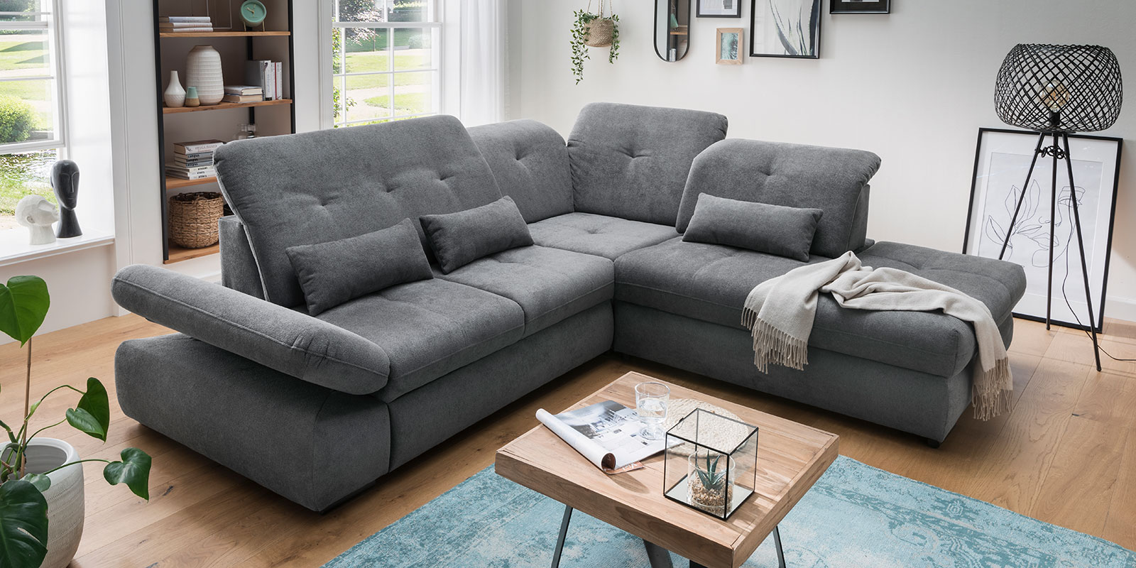 Sofa grau mit Kissen